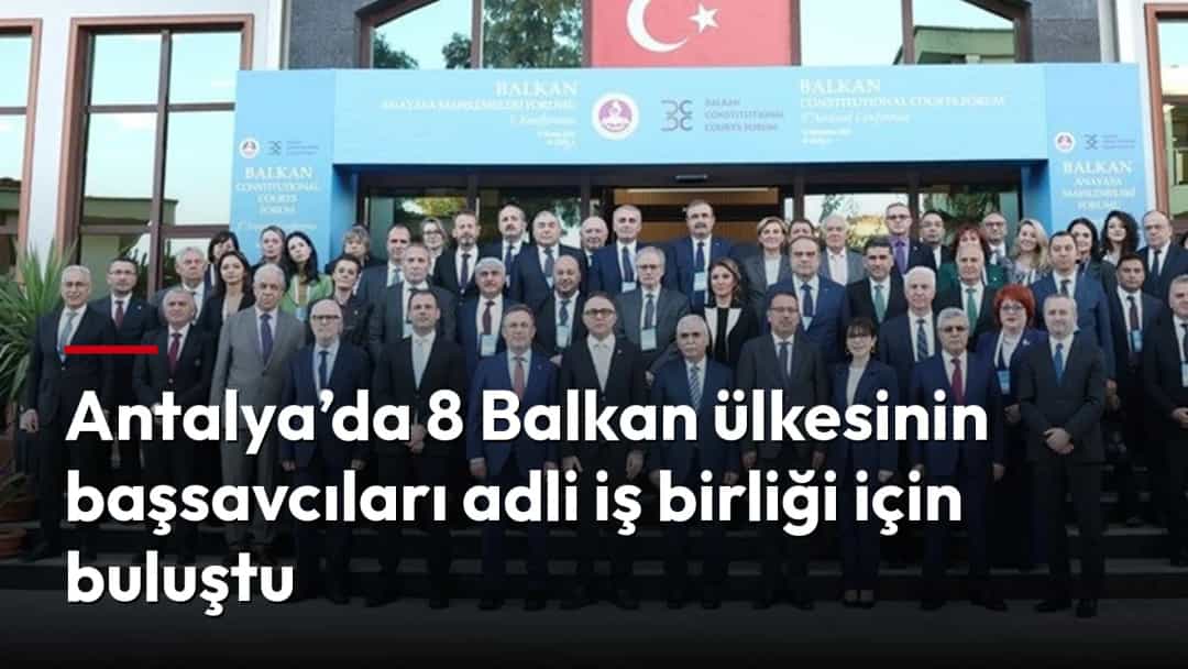 Balkan ülkelerinden adli yetkililer, Antalya’daki kongre merkezinin önünde toplu fotoğraf çektiriyor.