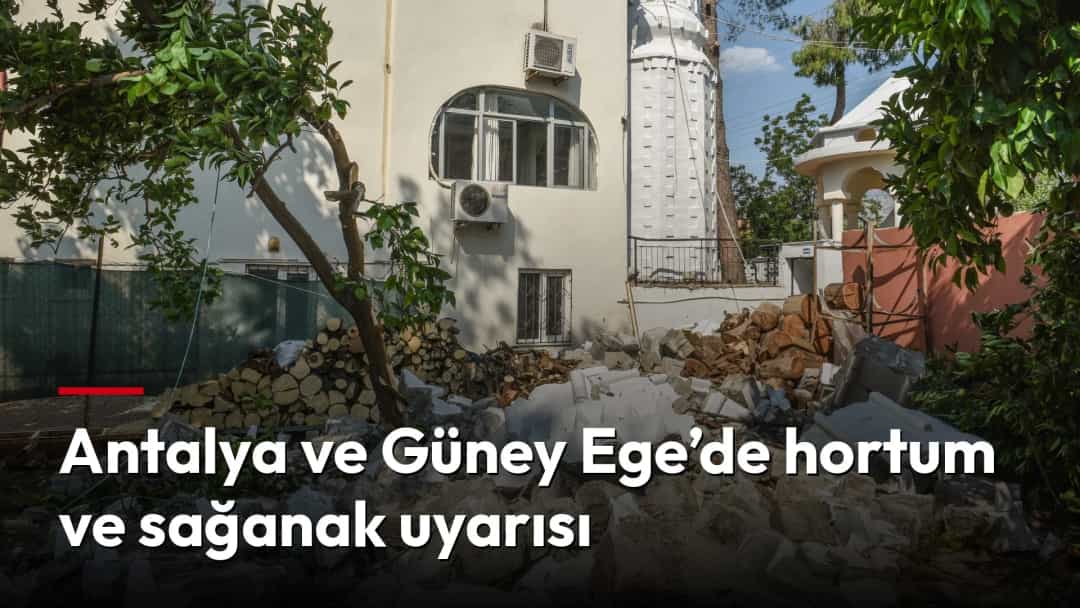 Bir binanın önünde yere saçılmış enkaz ve moloz yığınları.