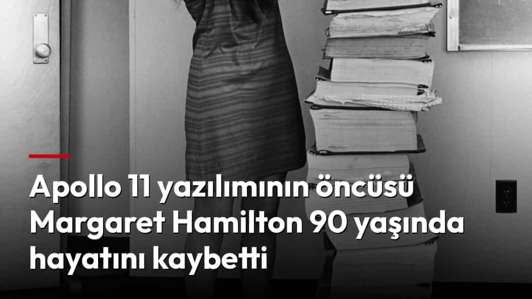 Margaret Hamilton, Apollo yazılımı için hazırlanan kalın çıktı yığınının yanında duruyor.