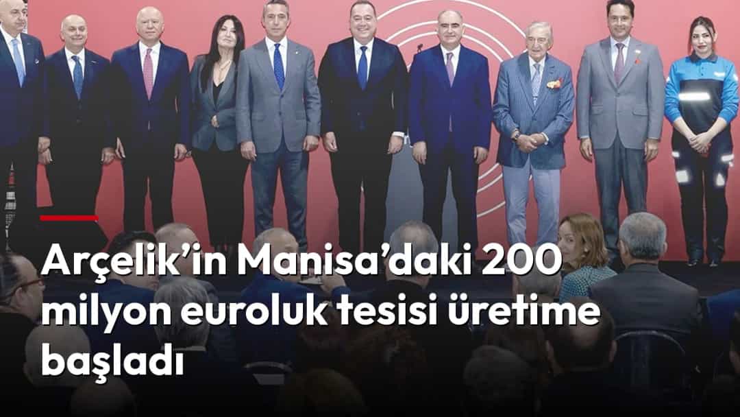 Manisa’daki çamaşır makinesi tesisinin açılış töreninde sahnede toplu fotoğraf veren davetliler