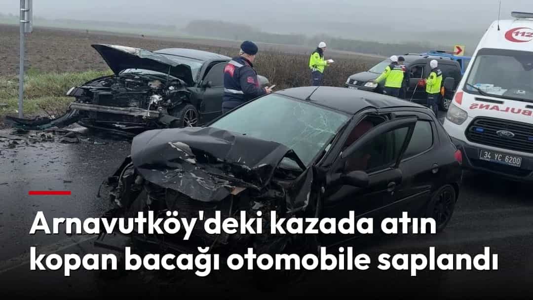 Arnavutköy'deki kazada ağır hasar gören otomobillerin yanında ambulans ve sağlık ekipleri