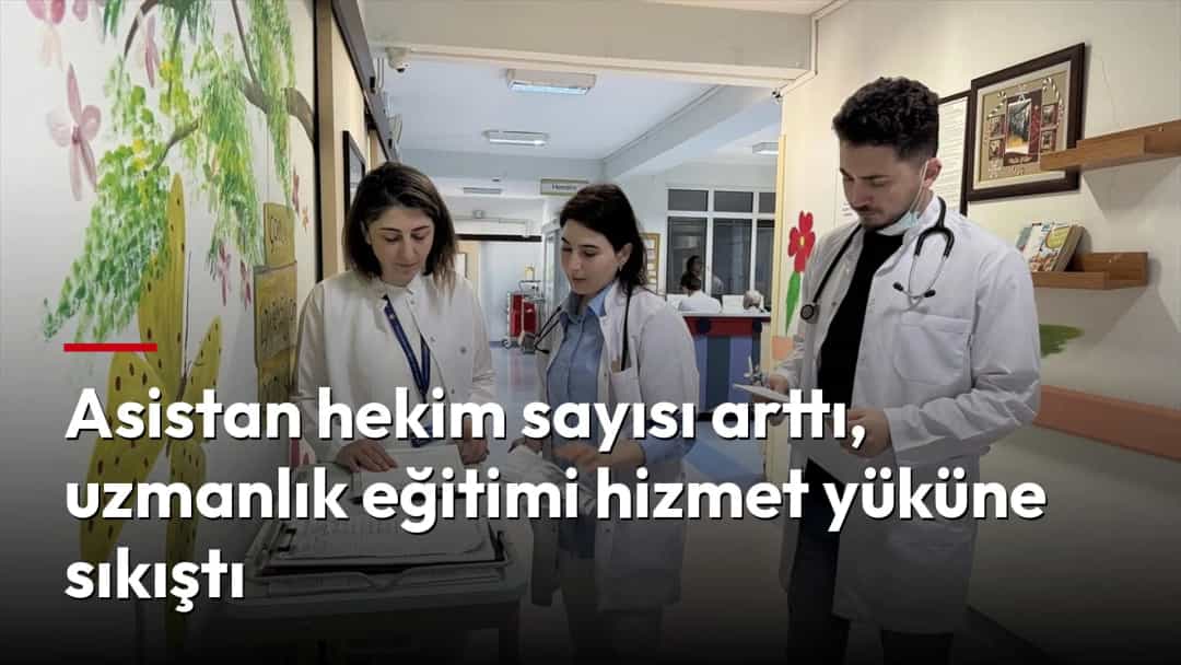 Hastane koridorunda üç hekim hasta dosyalarını inceleyerek birlikte çalışıyor.
