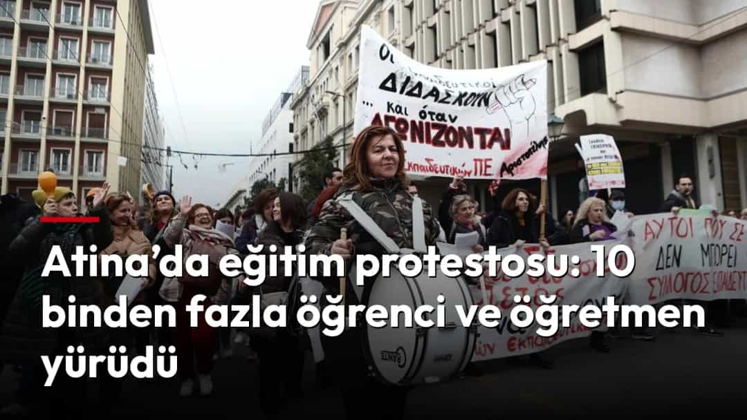Atina’da eğitim protestosuna katılan öğrenciler ve öğretmenler, pankartlar ve davul eşliğinde sokakta yürüyor.