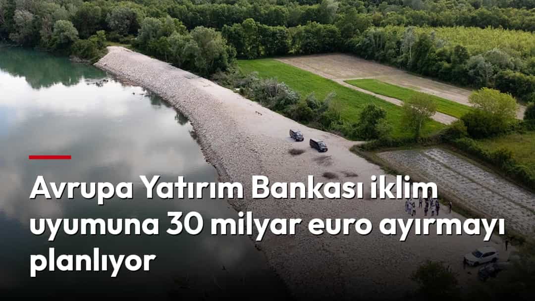 Nehir kıyısındaki taş tahkimat ve çevresindeki yeşil alanlar, iklim uyumuna yönelik bir altyapı çalışmasını gösteriyor.