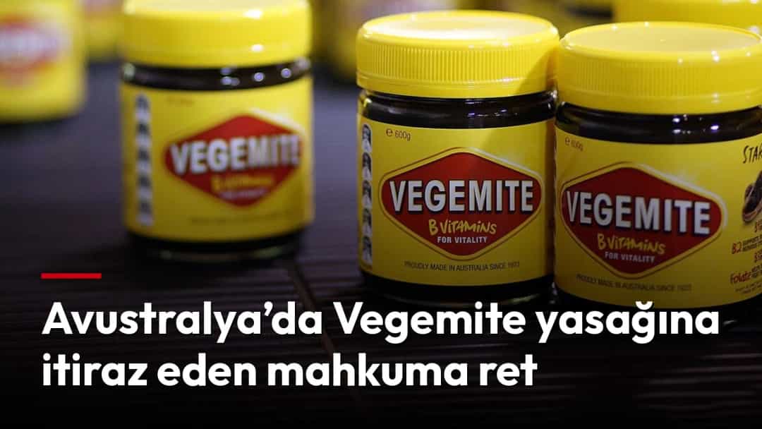 Sarı kapaklı Vegemite kavanozları yan yana dizilmiş.