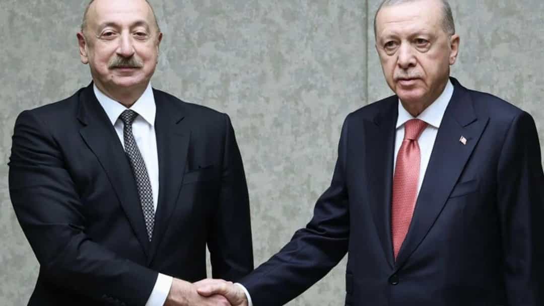 İlham Aliyev ve Recep Tayyip Erdoğan tokalaşırken