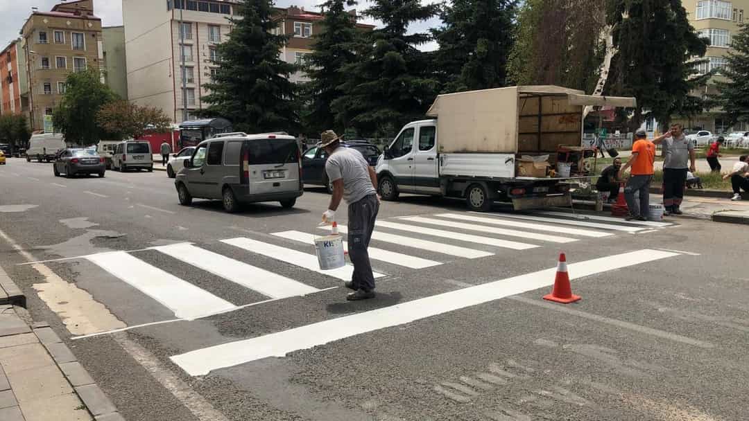 Kars’ta karayolları yaya geçitlerini yeniliyor görseli