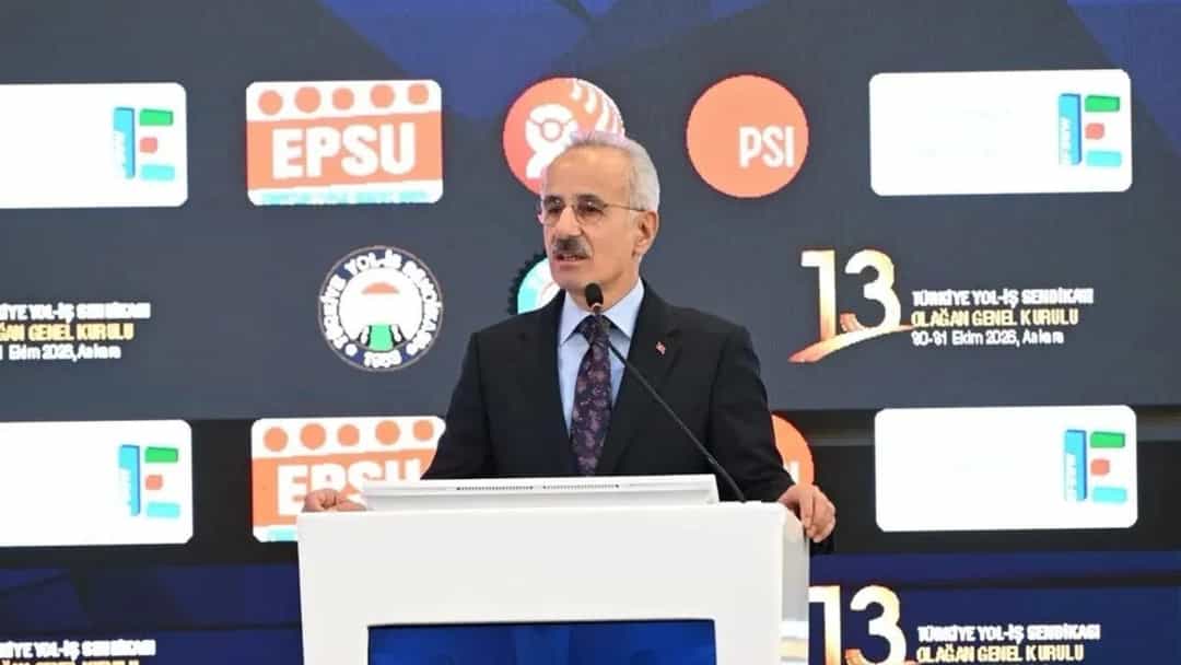 Abdulkadir Uraloğlu, bir etkinlikte kürsüde konuşma yapıyor.