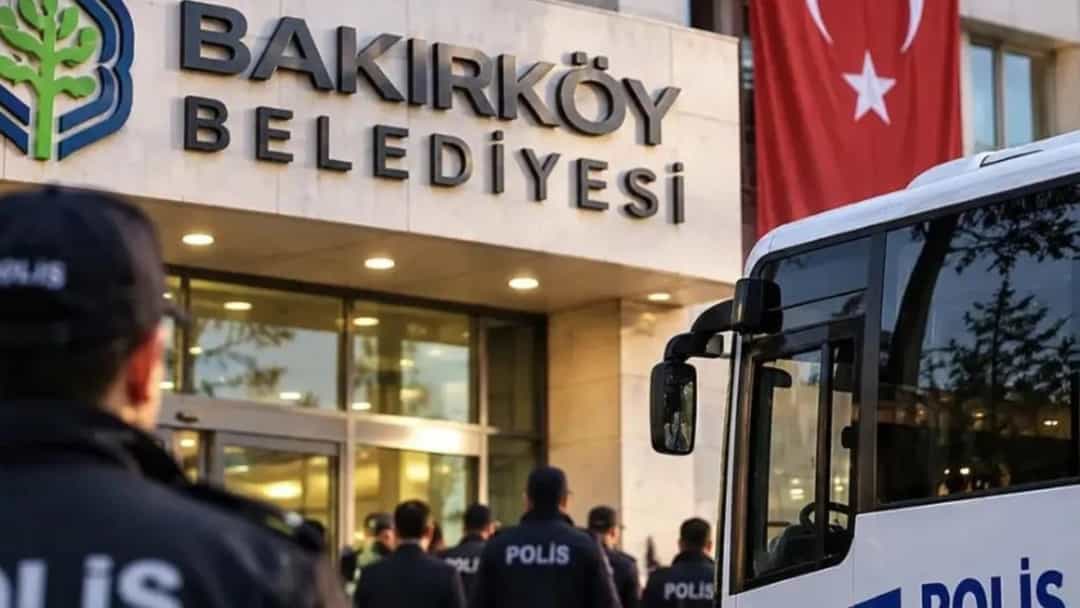 Bakırköy Belediyesi binasının önünde polisler ve bir polis aracı görülüyor.