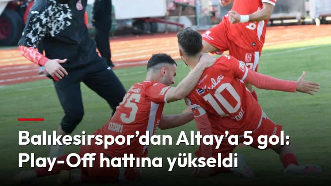 Balıkesirsporlu futbolcular, golün ardından sahada sevinç yaşıyor.