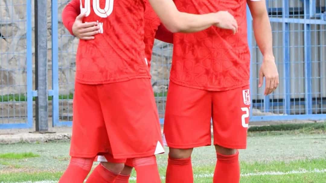 Balıkesirspor oyuncuları, maçta attıkları golün ardından sahada birbirini kutluyor.