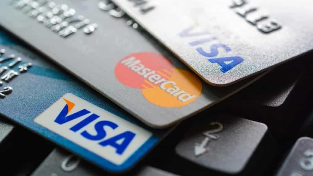 Üst üste duran Visa ve Mastercard logolu kredi kartları