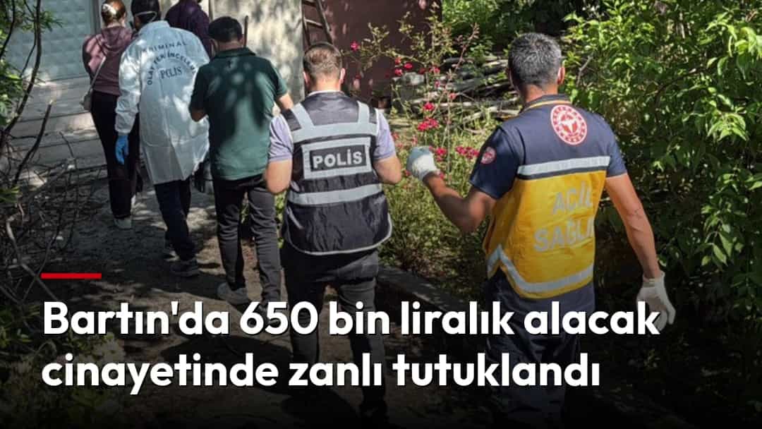 Polis ekipleri ve olay yeri inceleme görevlileri, ağaçlık bir alandaki eve doğru ilerliyor.