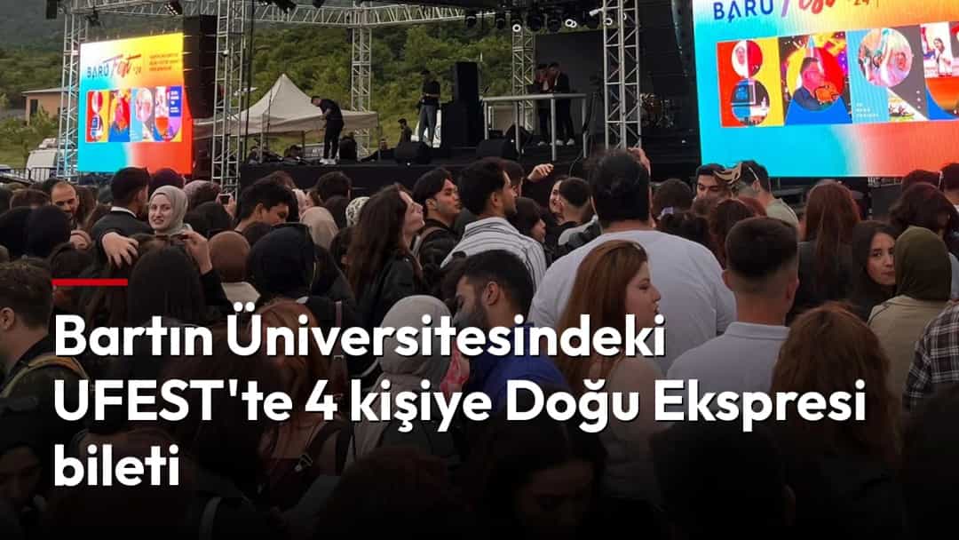 Kalabalık bir festival kitlesi, açık hava sahnesindeki etkinliği izliyor.