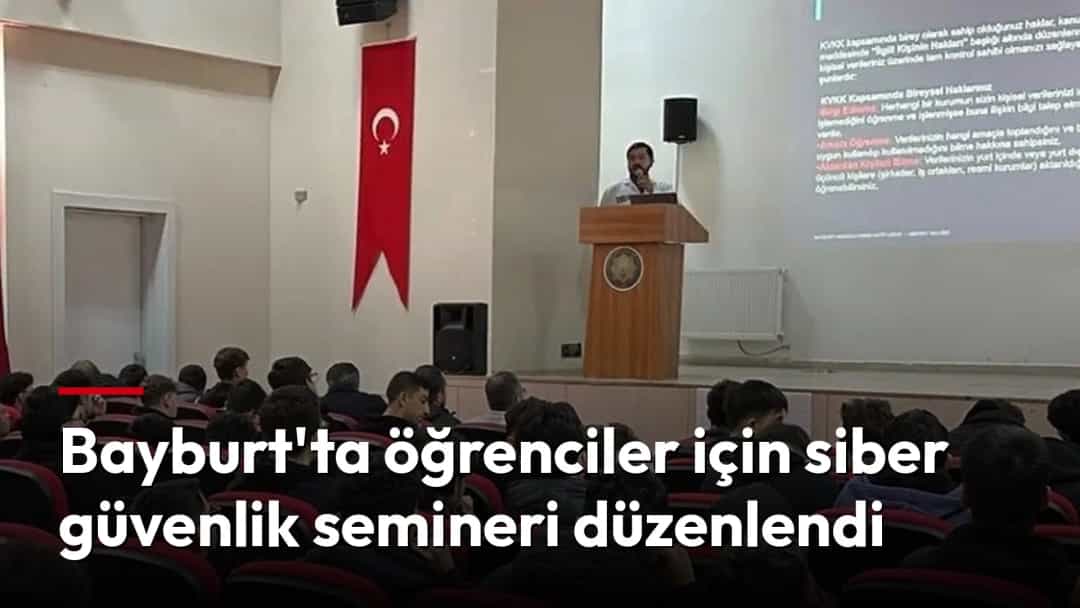 Bayburt'ta bir okul salonunda, öğrencilerin katıldığı siber güvenlik seminerinde konuşmacı kürsüde sunum yapıyor.