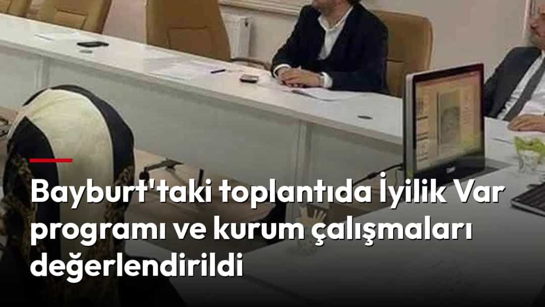 Bayburt'ta düzenlenen toplantıda katılımcılar, sunum eşliğinde İyilik Var programı ve kurum çalışmalarını değerlendiriyor.