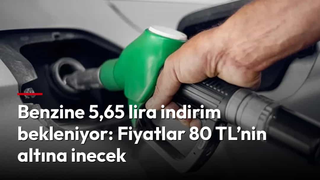 Bir el benzin pompası tabancasını aracın yakıt deposuna yerleştiriyor.