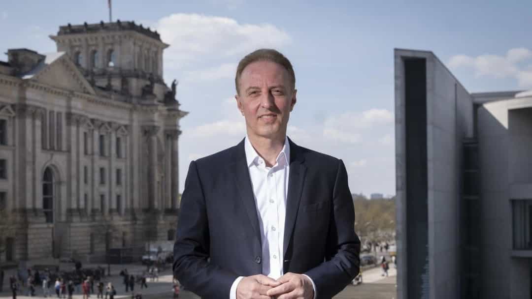 Kai Wegner, Berlin'deki Reichstag binasının önünde duruyor.