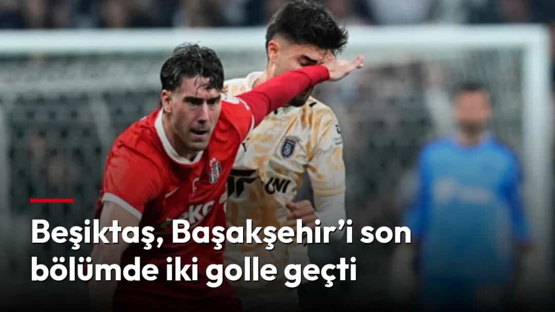 Futbol maçında kırmızı formalı oyuncu, açık renkli formalı rakibiyle mücadele ediyor.