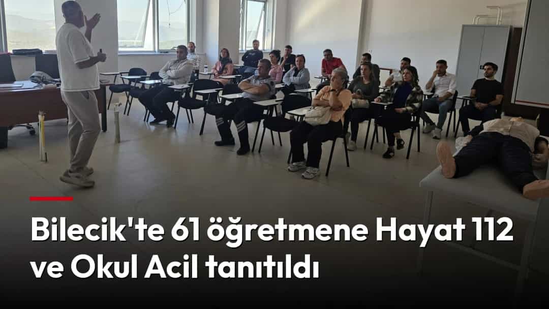 Bir eğitmen, sınıfta oturan öğretmenlere sunum yapıyor.