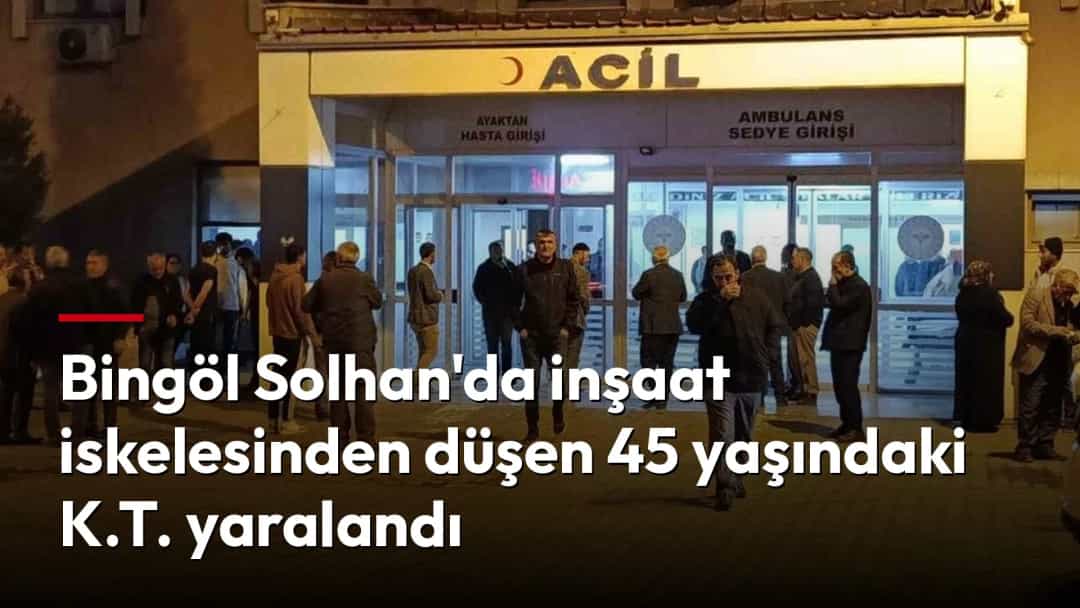 Gece saatlerinde bir hastanenin acil servis girişi önünde bekleyen insanlar.