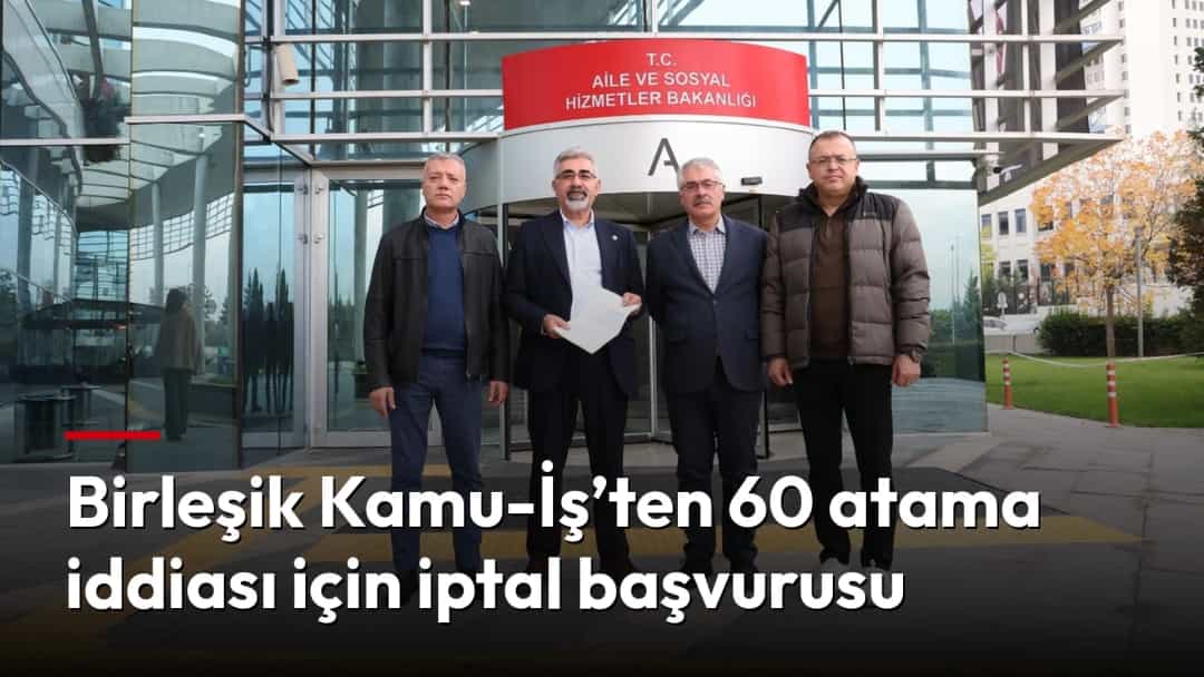 Dört kişi, Aile ve Sosyal Hizmetler Bakanlığı binasının girişinde yan yana duruyor.