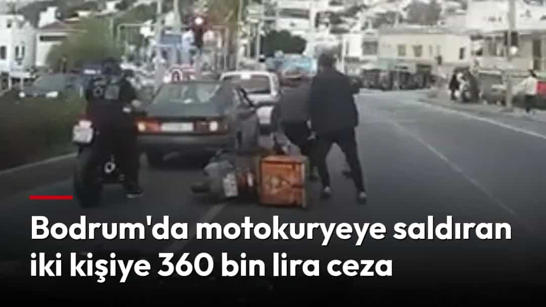 Trafikte motosikletli kurye ve yanında duran bir kişi, yol üzerindeki turuncu kurye çantasının yakınında görülüyor.