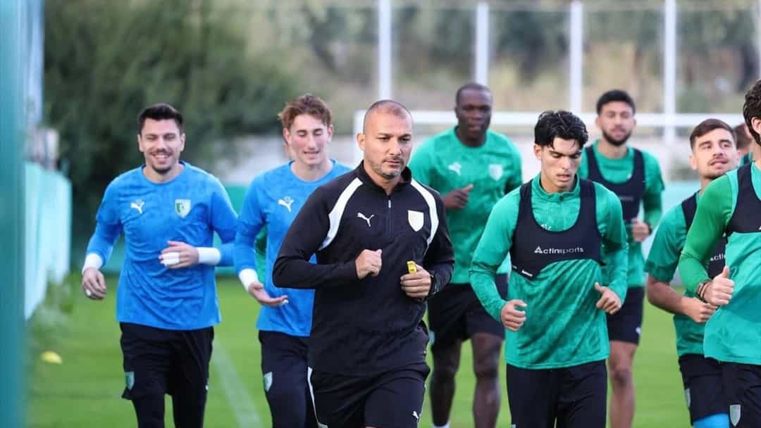 Bodrum FK Teknik Direktörü Burhan Eşer, antrenmanda futbolcularla birlikte koşuyor.