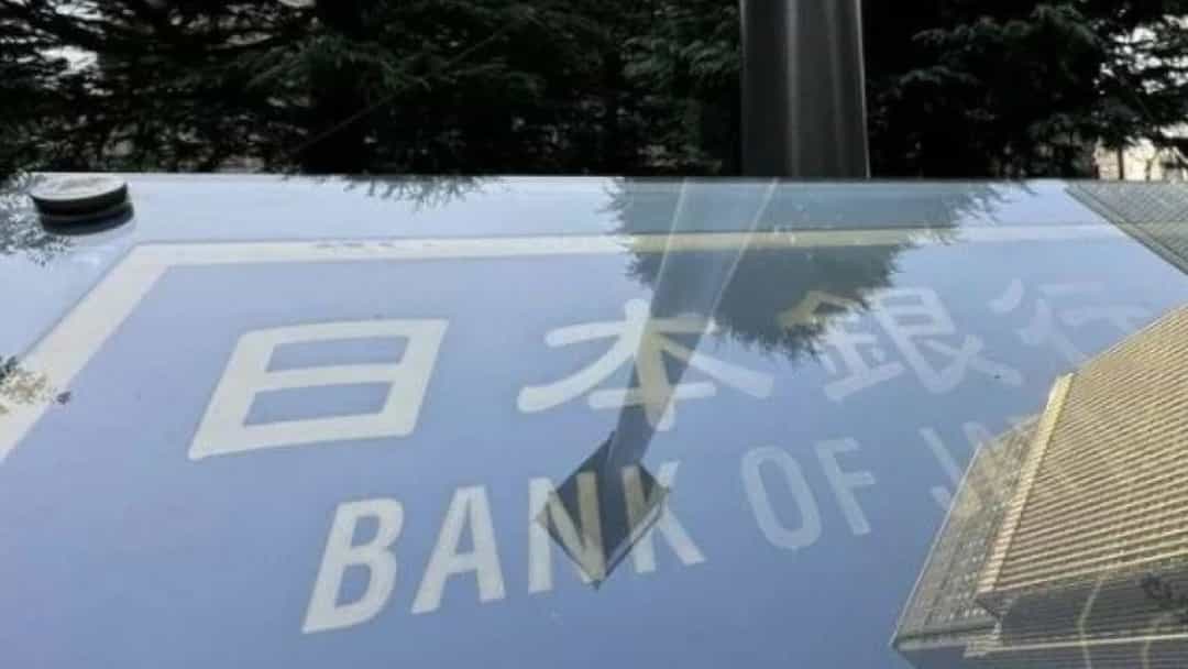 Japonya Merkez Bankası tabelası ve çevresindeki şehir manzarası
