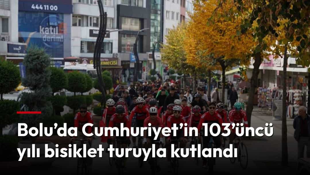 Cumhuriyet'in 103'üncü yılı için düzenlenen bisiklet turuna katılan bisikletliler şehir merkezinde ilerliyor.