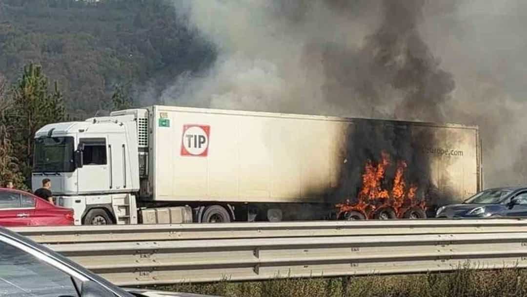Bolu Dağı tünel çıkışında alev alan tırdan yoğun siyah duman yükseliyor.