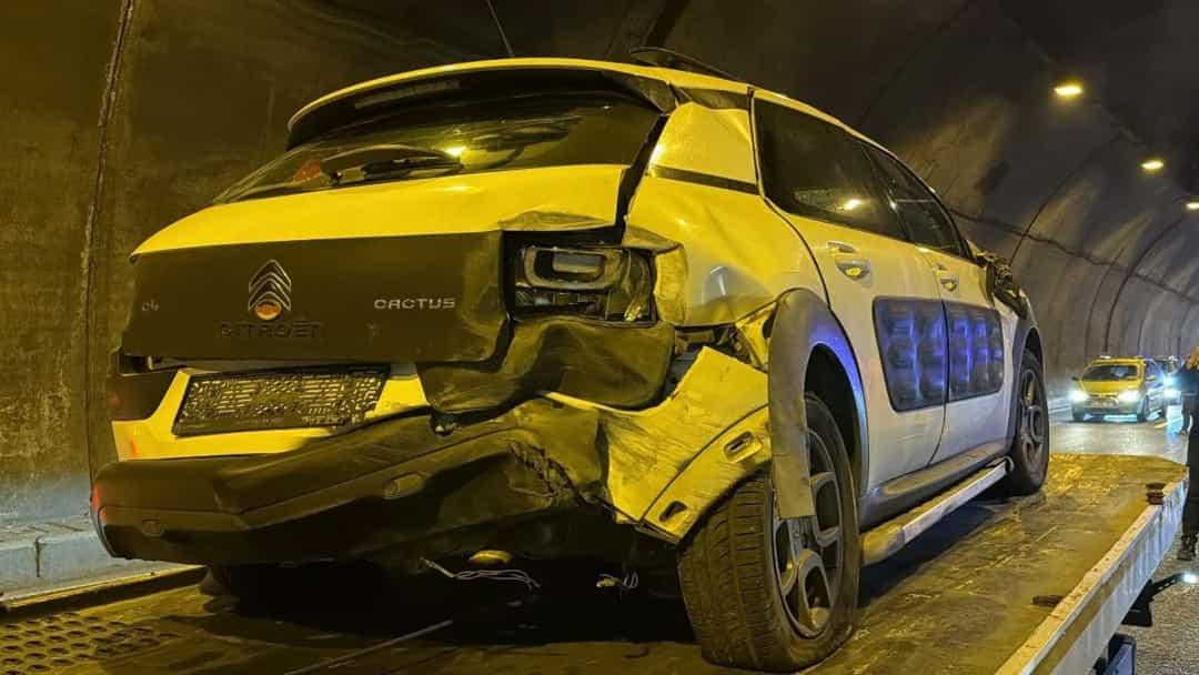 Bolu Dağı Tüneli'nde kazaya karışan, ön kısmı hasar görmüş otomobil