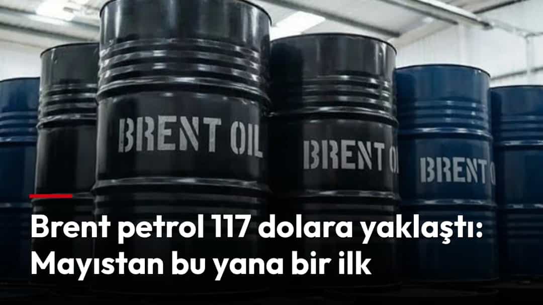 Depoda sıralanmış, üzerinde Brent Oil yazan petrol varilleri.