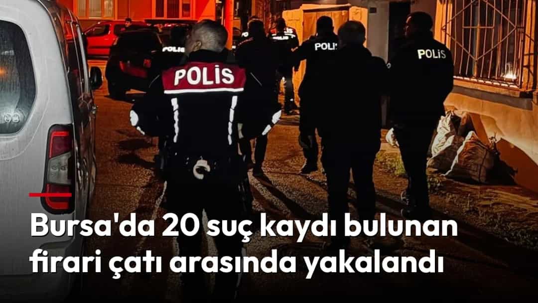 Gece saatlerinde bir sokakta görev yapan polis ekipleri ve polis aracı