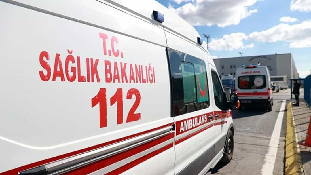 Bir sağlık merkezinin önünde park etmiş ambulanslar.