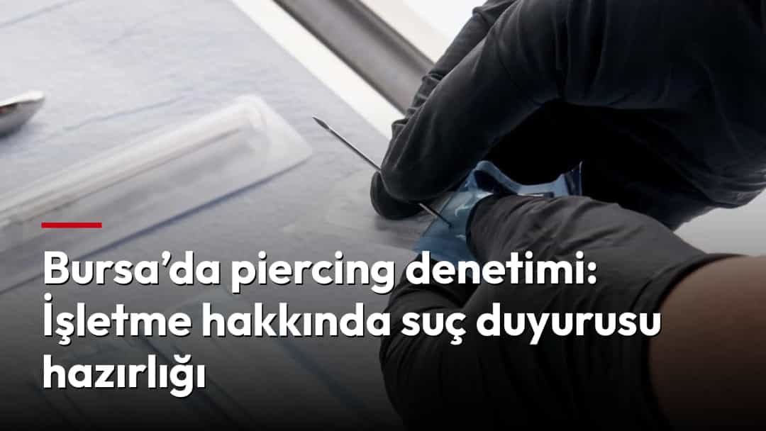 Eldivenli eller, steril ambalajdan piercing iğnesi çıkarıyor.