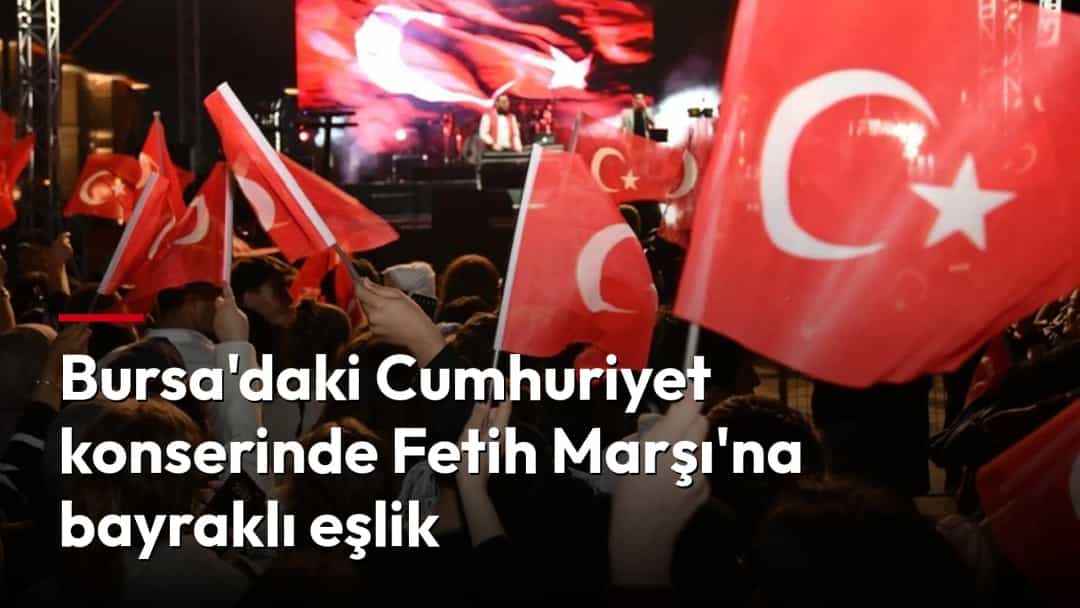 Konserde sahne önünde toplanan izleyiciler, Türk bayrakları sallayarak eşlik ediyor.