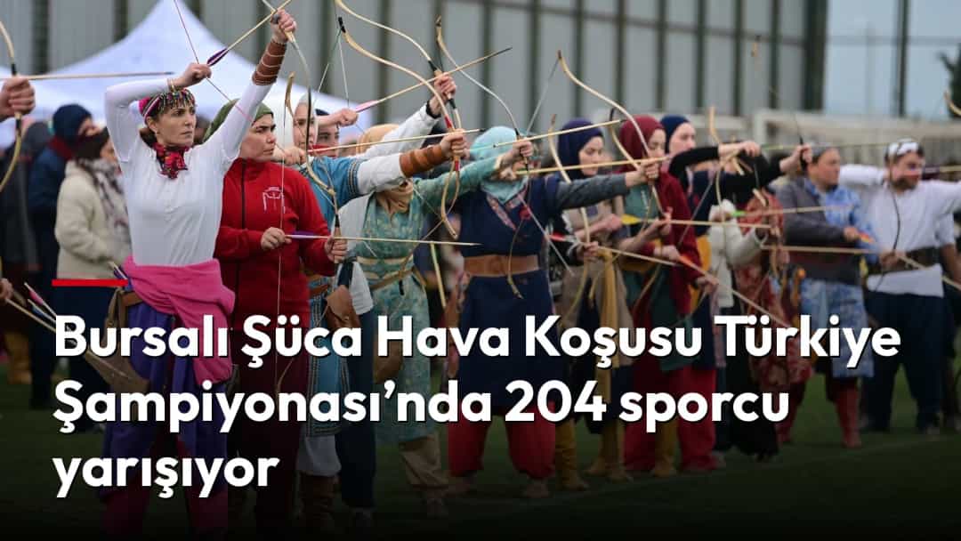 Geleneksel kıyafetler giyen sporcular açık alanda okçuluk yarışmasında yaylarını geriyor.