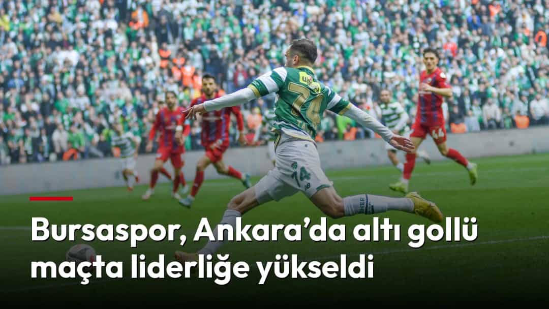 Bursasporlu futbolcu, rakip savunma önünde topa vuruş yapıyor.