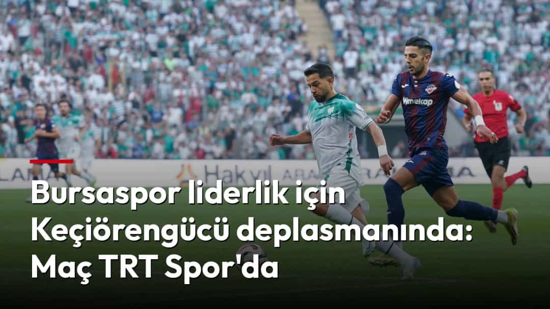 Bursasporlu futbolcu, maç sırasında rakip oyuncuyla top mücadelesi veriyor.