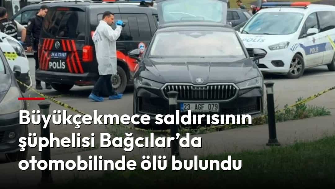 Polis ekipleri, bagajı açık bir otomobilin çevresinde inceleme yapıyor.