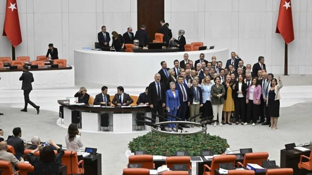 TBMM Genel Kurulunda CHP'li vekiller kürsüyü işgal etti görseli