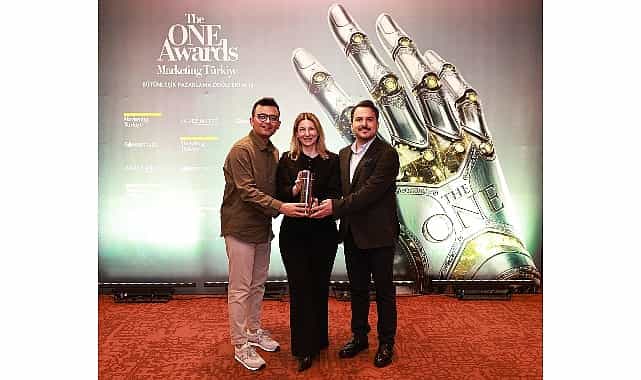 The ONE Awards’ta üst üste 5’inci kez “Yılın İtibarlısı” seçilerek “Büyük Ödül” ile onurlandırıldı görseli