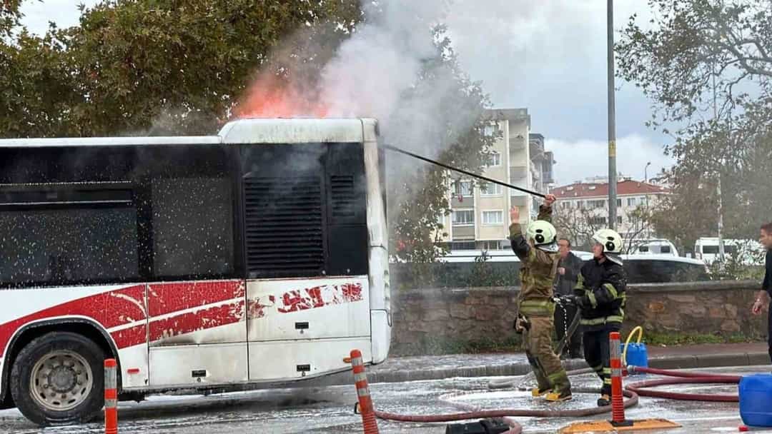 Çanakkale'de motor bölümünden duman ve alev yükselen özel halk otobüsüne itfaiye ekipleri müdahale ediyor.
