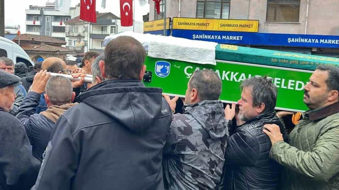 Umurbey’de düzenlenen cenaze töreninde kalabalık, cenazeyi taşıyor.