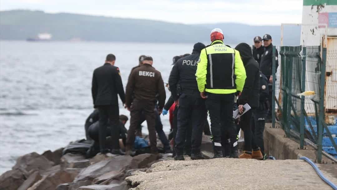 Çanakkale Kordonu'nda sahil kenarında görev yapan polis ve güvenlik ekipleri