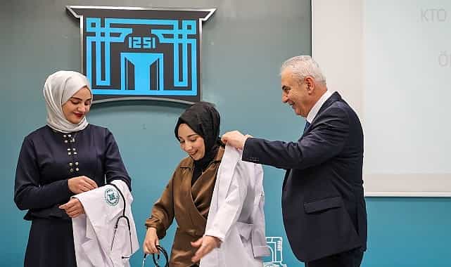 Geleceğin Hekimi Tıp Fakültesi 1. Sınıf Öğrencileri Beyaz Önlüklerini Giydi görseli
