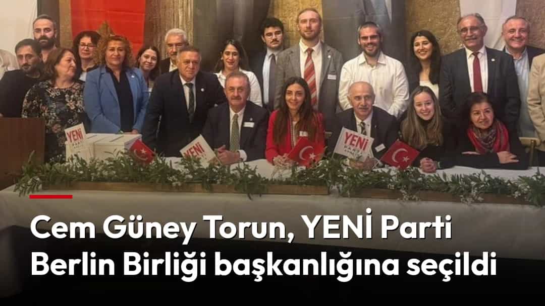 YENİ Parti etkinliğinde, parti bayrakları ve Türk bayrağı önünde toplu fotoğraf çektiren katılımcılar.