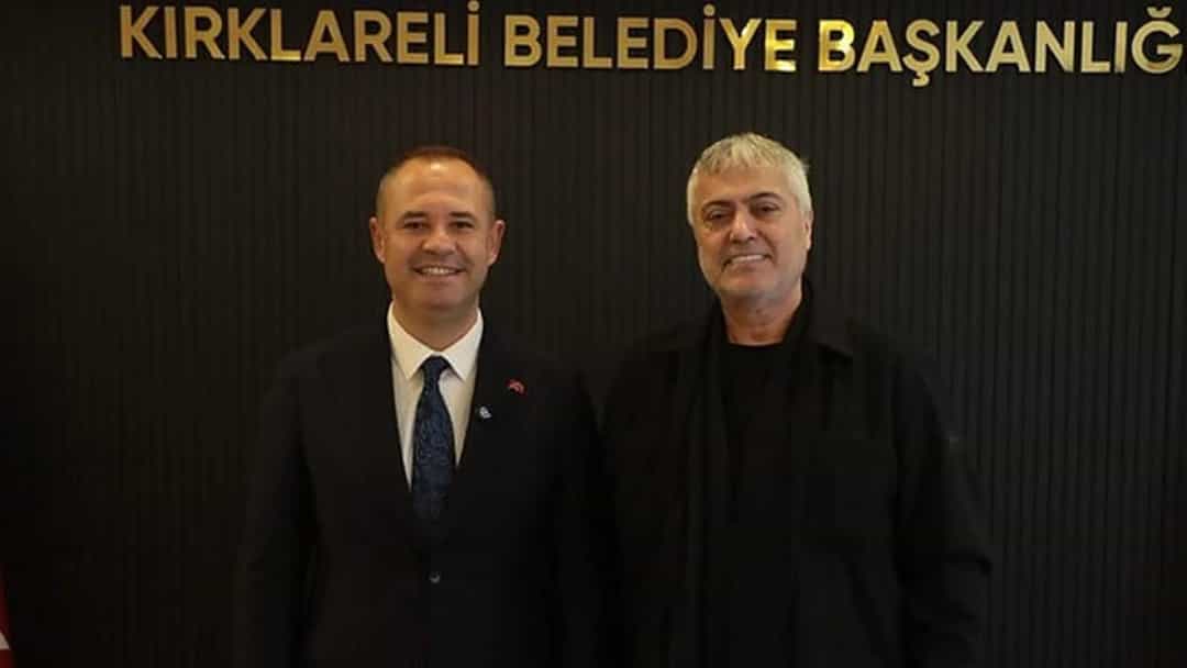 Cengiz Kurtoğlu, Kırklareli Belediye Başkanı ile birlikte belediye başkanlığı binasında.