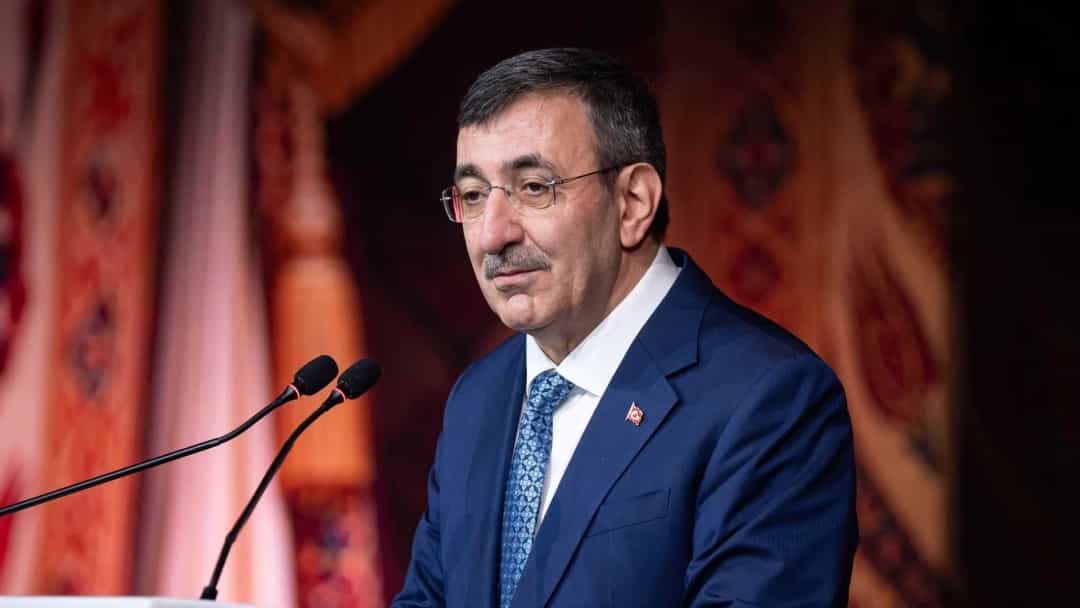 Cevdet Yılmaz, kürsüde mikrofonların önünde konuşurken